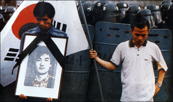 87년 7월 서울시청에서 고 이한열 열사의 영정 사진을 들고 있었던 우상호 의원. 당시 거리에서 뛰었던 많은 '운동권'이 정치에 합류했다. 